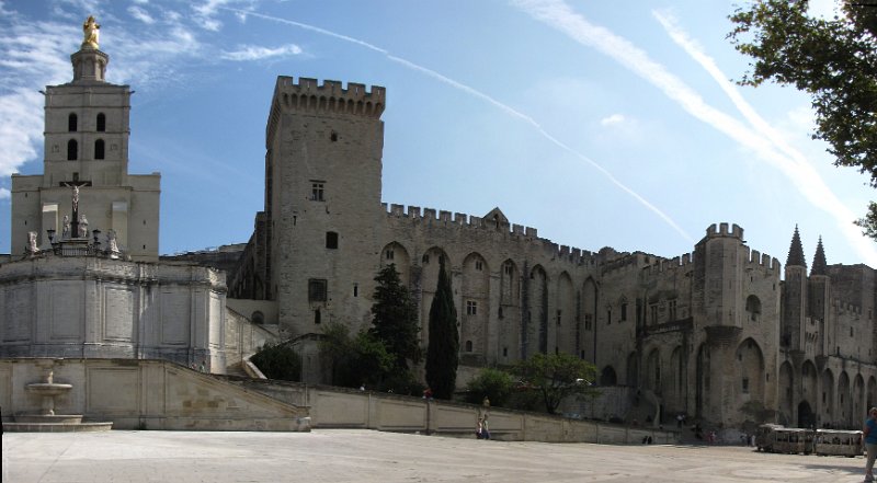 place de palais_avignon.jpg - Rechts het Palais des Papes, links de Notre-Dame des Doms.